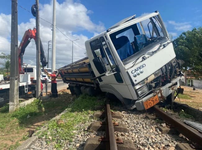 FOTOS: Caminhão derruba poste, bate em carro e interdita linha de trem em Natal
