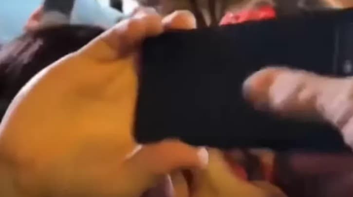 VÍDEO: Após abraçar Lula, celular de apoiador ”desaparece” durante comício