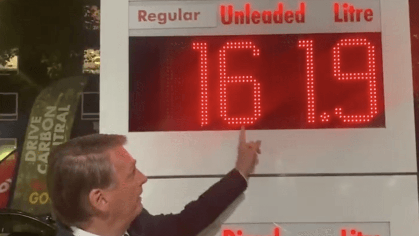 VÍDEO: Em Londres, Bolsonaro vai a posto e compara preço de gasolina