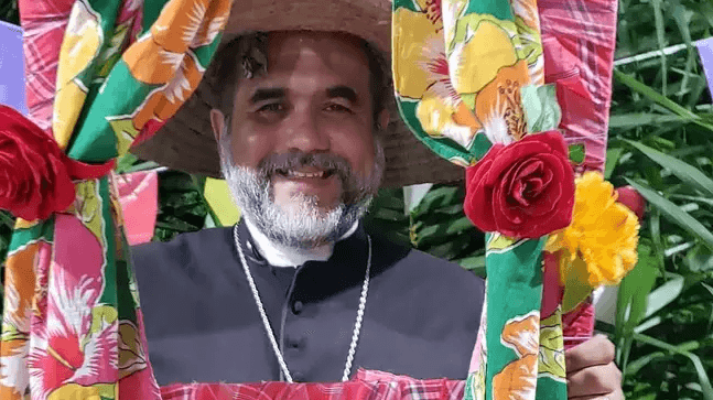 FOTOS: Após ser chamado de ‘padre de festa junina', internautas resgatam fotos de Padre Kelmon fantasiado