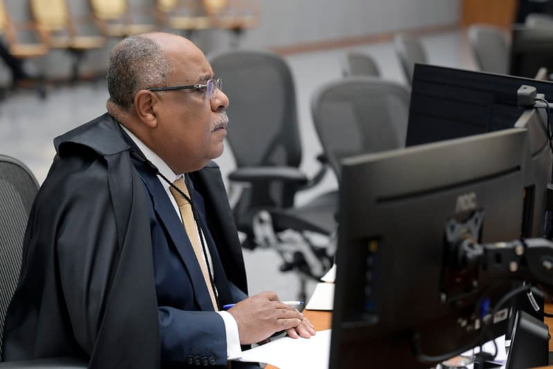 Ministro do TSE determina remoção de trechos de live de Lula com artistas cantando jingle