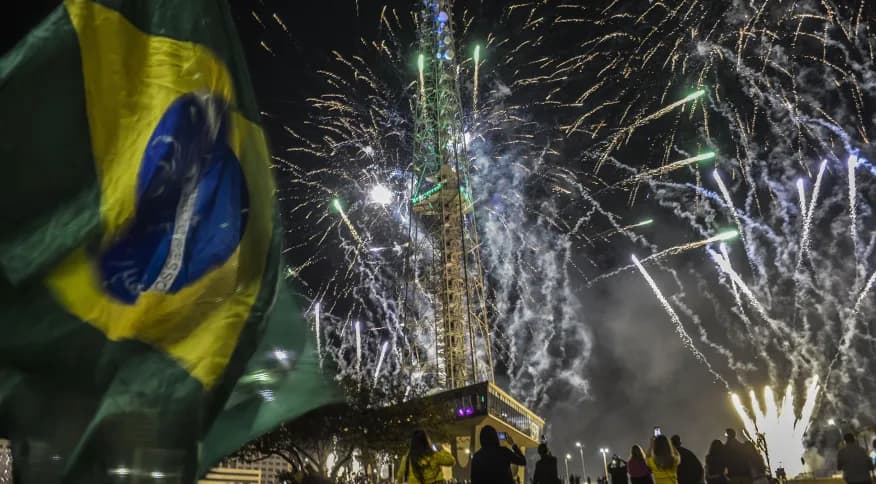 FOTOS: Fogos de artifício verdes e amarelos e buzinaço marcam a virada do 7 de Setembro em Brasília