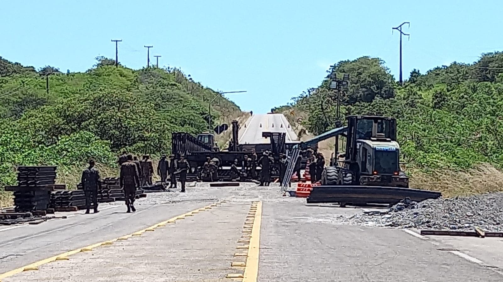 Cratera na BR-101: Exército instala ponte provisória para liberar fluxo