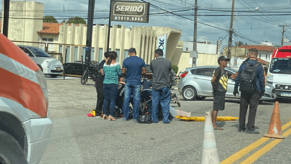 Batida entre carro e moto deixa ferido e interrompe trânsito na Zona Sul de Natal