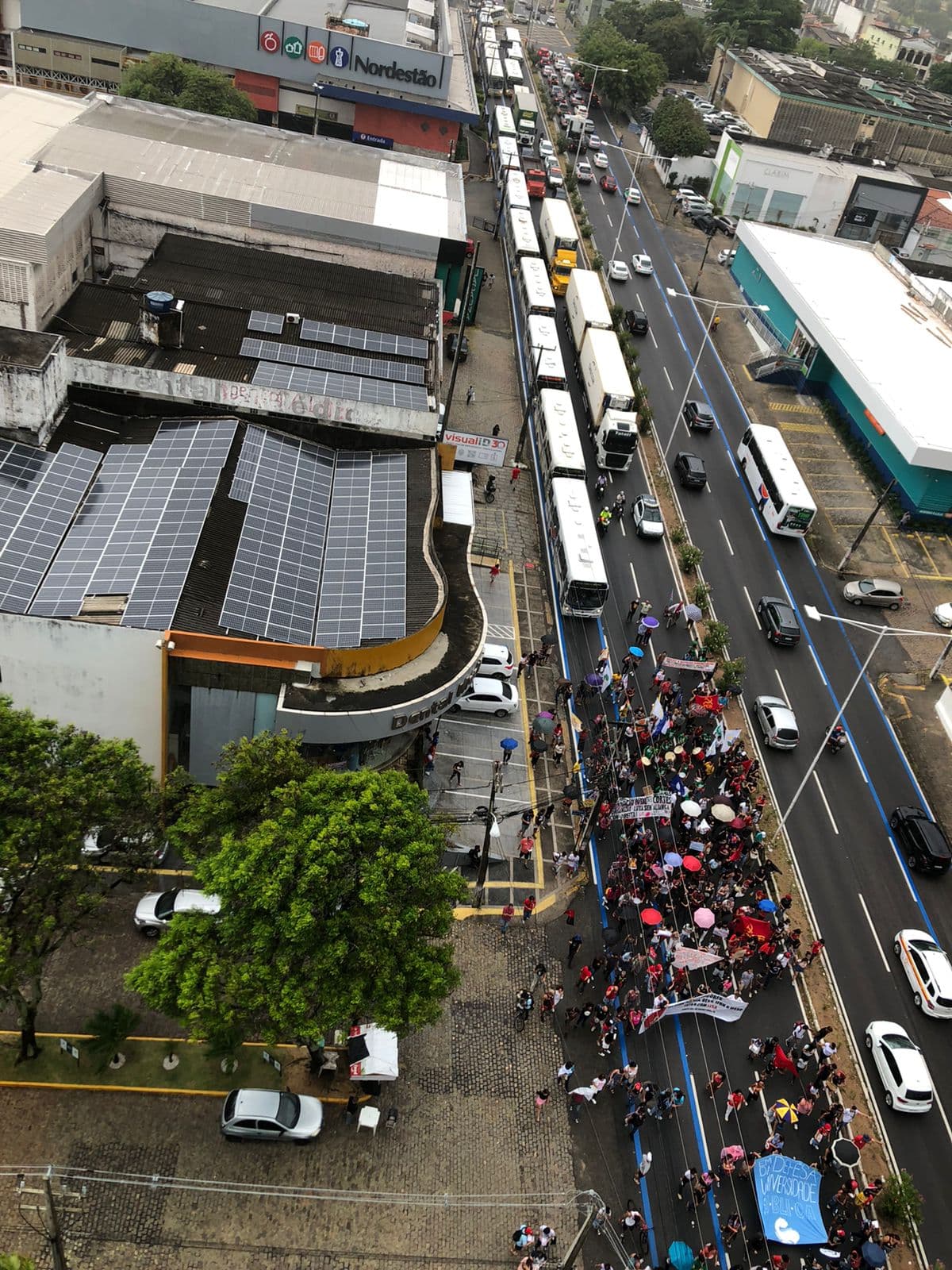 VÍDEO E FOTOS: Protesto organizado pelo DCE da UFRN a favor de Lula e contra Bolsonaro trava o trânsito da cidade