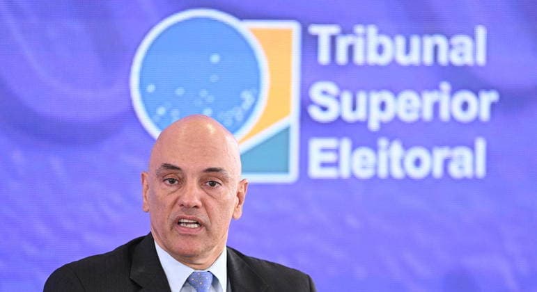 Alexandre de Moraes diz que petição não tem comprovação da acusação e dá 24h para campanha de Bolsonaro apresentar provas