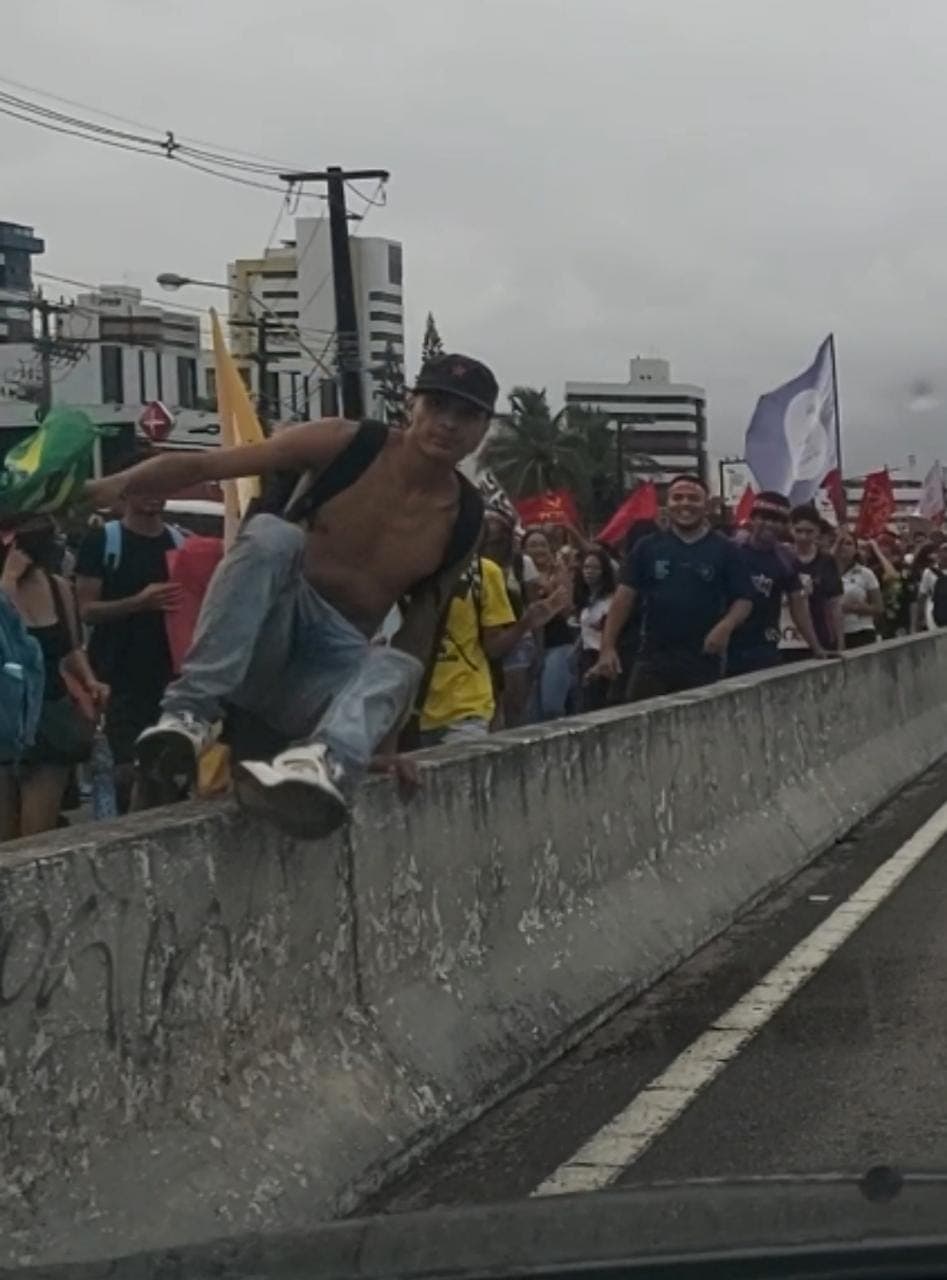 VÍDEO E FOTO: Motorista acusa manifestante de ato contra Bolsonaro de roubar bandeira do carro dele