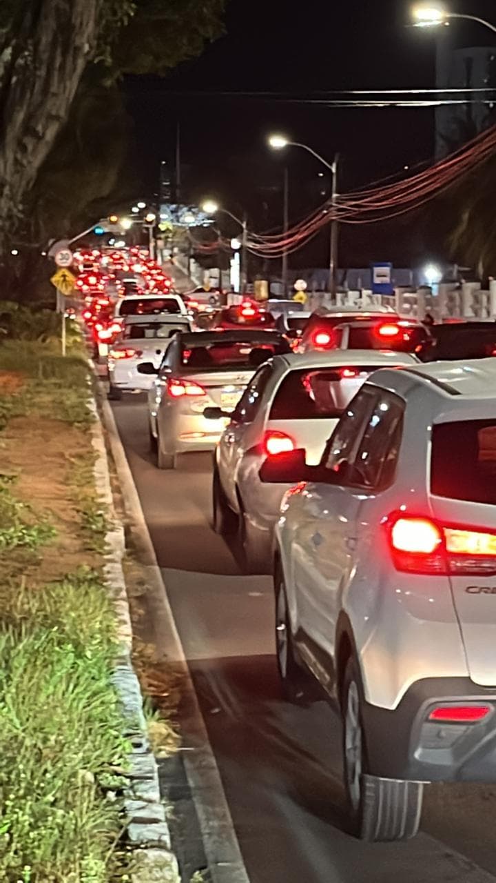 VÍDEOS: Apoiadores de Bolsonaro fazem manifestação em frente ao 16º Batalhão do Exército, em Natal