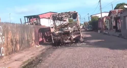 VÍDEO: Ônibus escolar e patrol são incendiados em Baía Formosa
