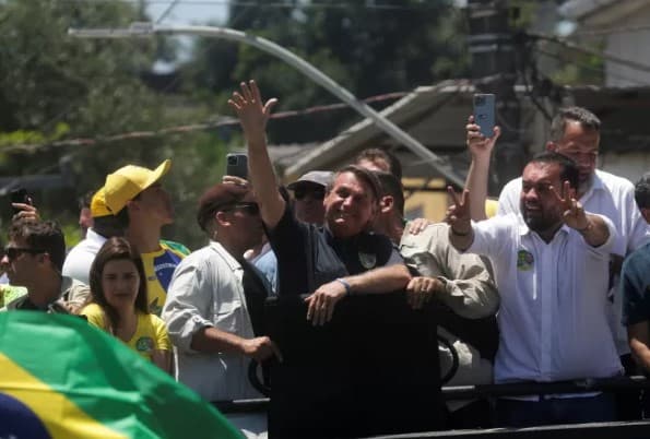 “Meus ex-ministros se elegeram, os de Lula foram presos”, diz Bolsonaro