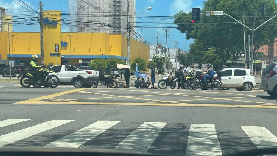 Acidente causa trânsito no cruzamento da Av. Amintas Barros com Salgado Filho
