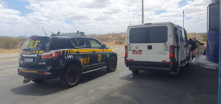 Veículo irregular é detido pela PRF transportando 14 eleitores para o interior do RN