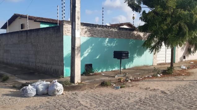 Jovem fica com faca presa na barriga após ser esfaqueada por não ter o que entregar durante assalto na Grande Natal