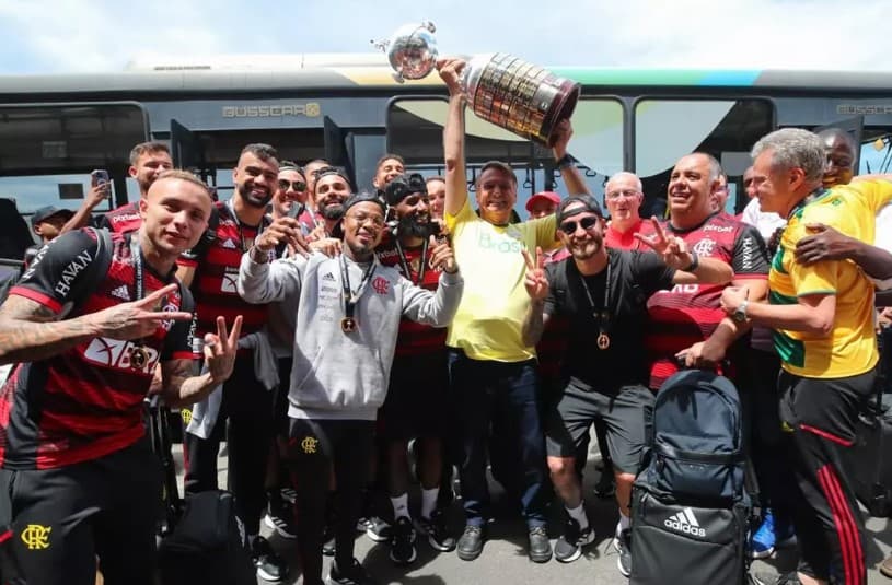 VÍDEO: Ao lado de jogadores, Bolsonaro ergue a taça da Libertadores conquistada pelo Flamengo