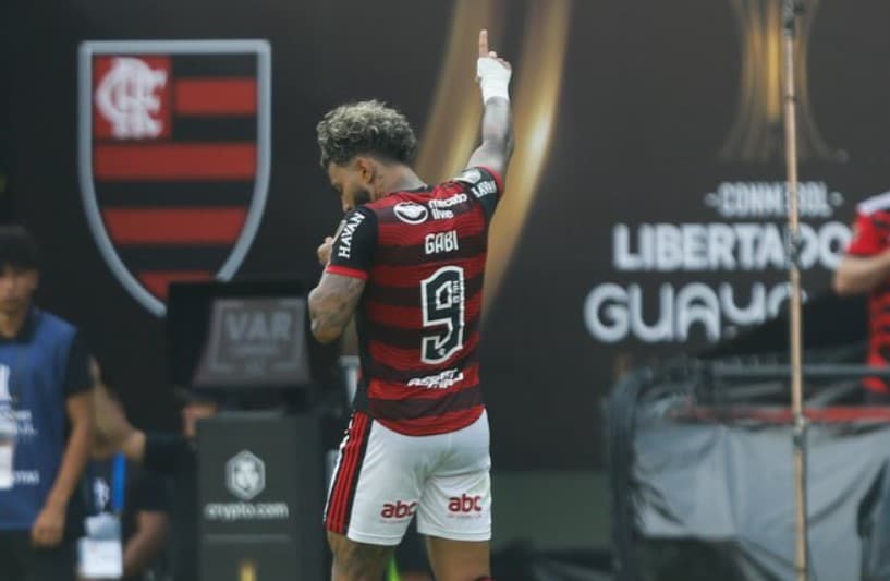 Flamengo vence o Athletico-PR com gol de Gabigol e é tricampeão da Libertadores