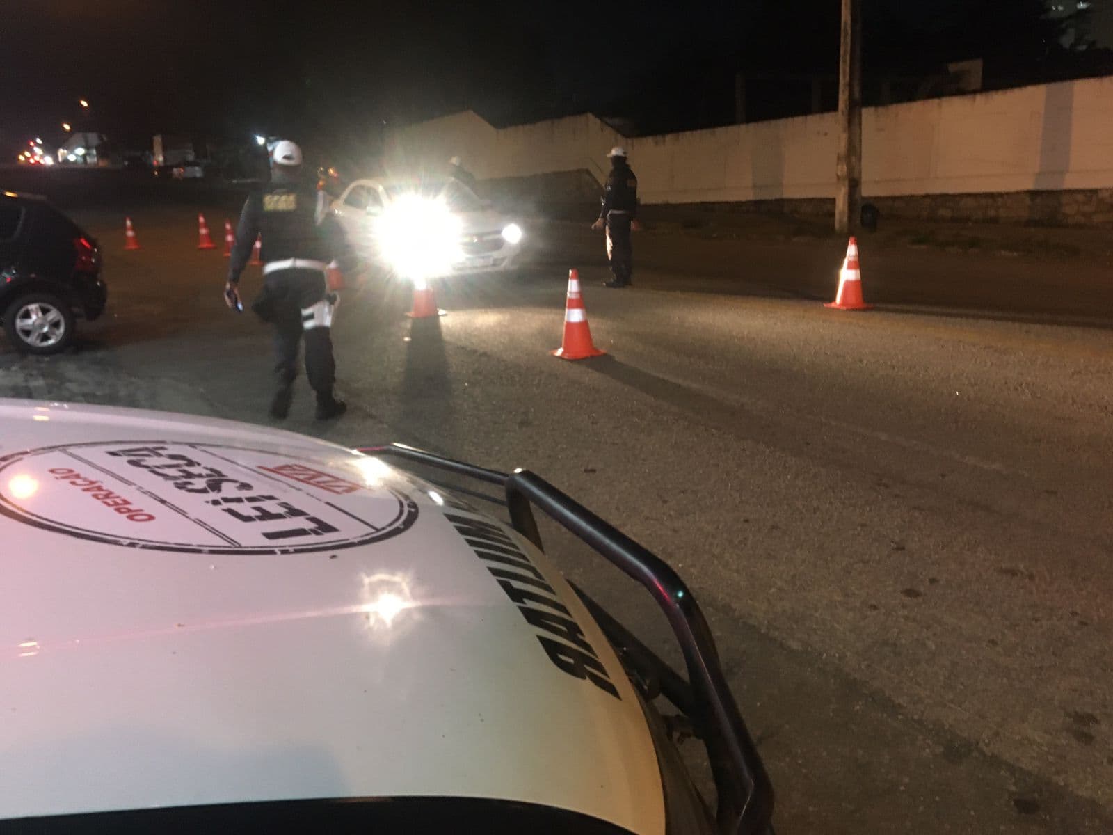 Com crianças no carro, motorista embriagado fura blitz e acaba preso após perseguição em Natal
