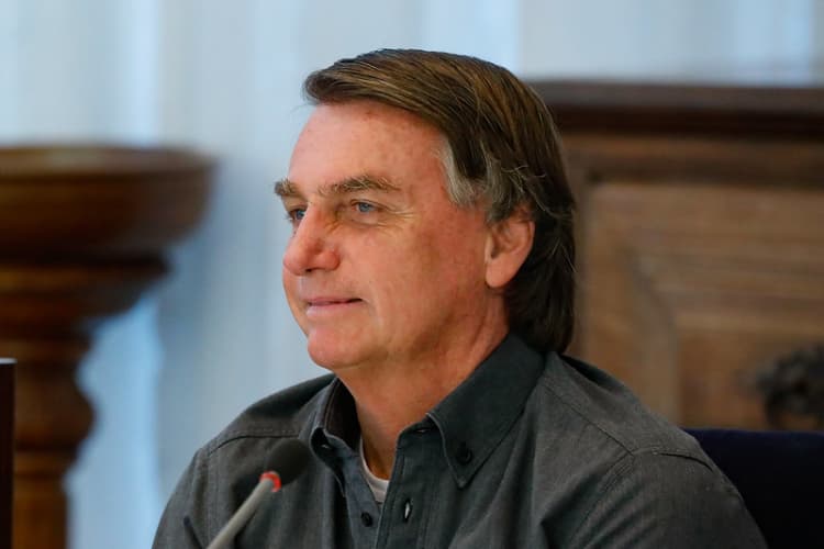 Bolsonaro anuncia a desoneração da folha de pagamento para o setor da Saúde