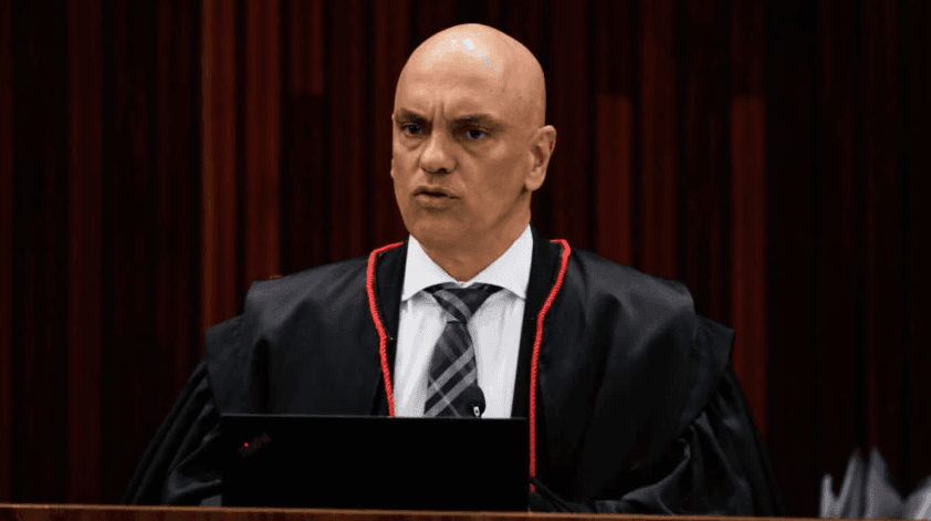 Moraes proíbe PRF de fazer operações em transporte de eleitores