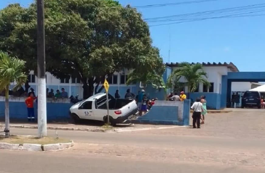 FOTOS: Motorista perde controle de carro e derruba parte do muro de hospital no RN