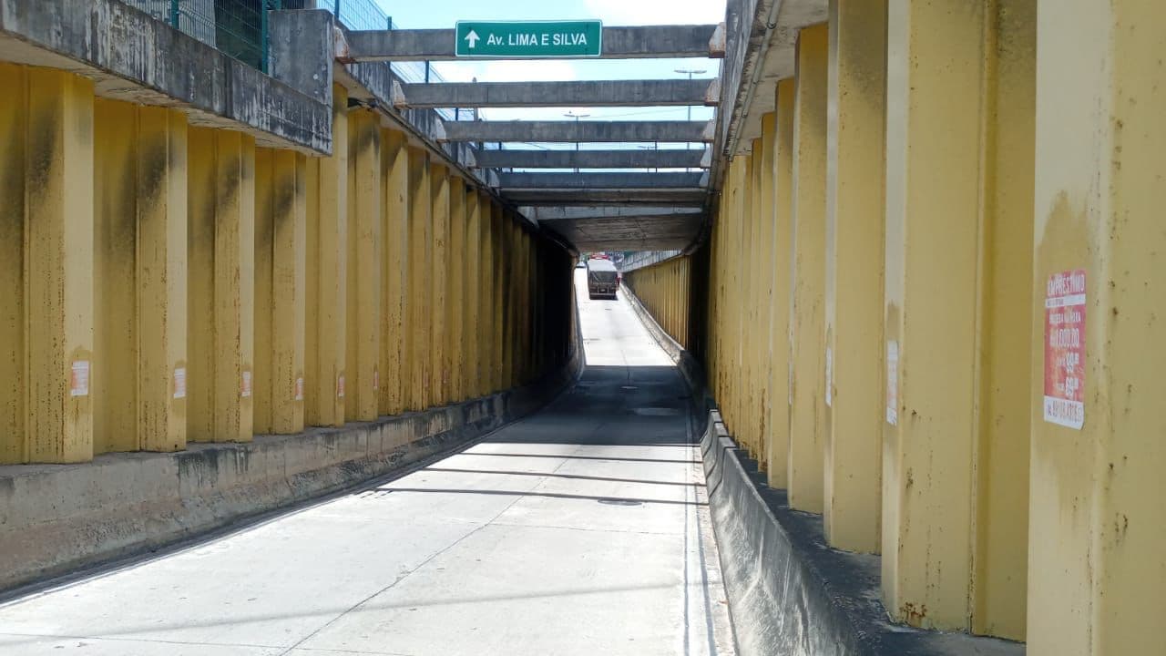 Caminhão quebrado interdita trânsito no túnel da avenida Lima e Silva em Natal
