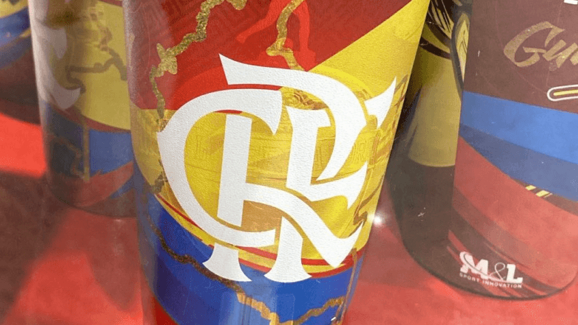 Flamengo vende copos temáticos para a final da Libertadores, no Equador, com mapa da Colômbia, e torcedores reagem: ‘Amadorismo'