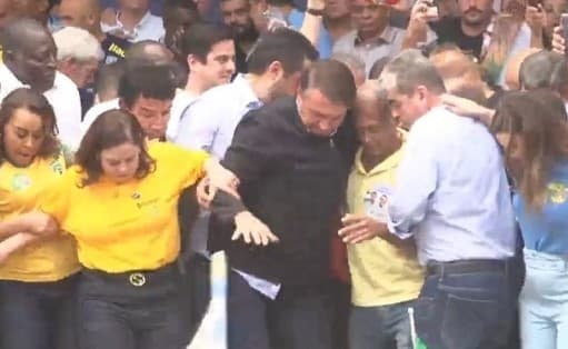 VÍDEO: Bolsonaro toma susto com instabilidade em palanque no RJ
