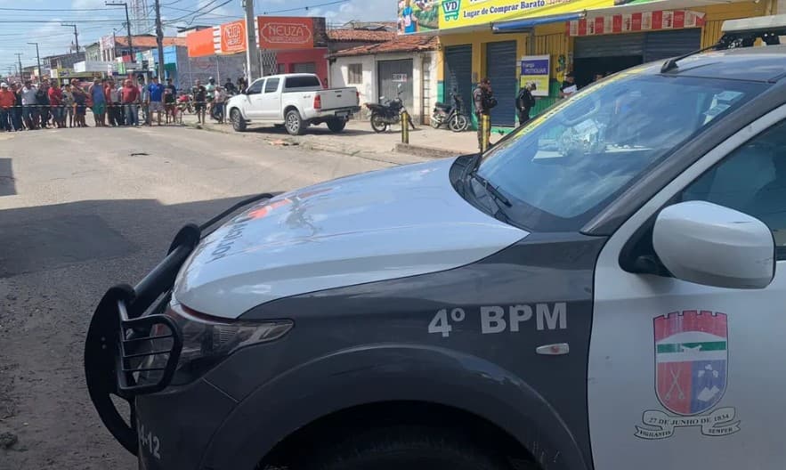 Bandido morre e dono de mercadinho é baleado em troca de tiros durante tentativa de assalto em Natal