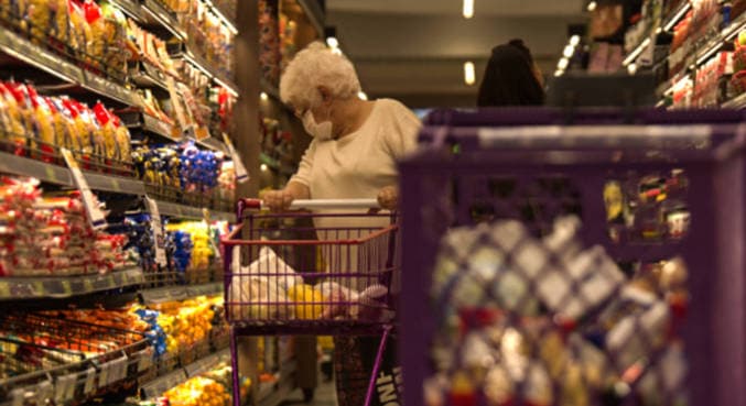 Famílias brasileiras voltam às marcas preferidas com a queda no preço dos alimentos