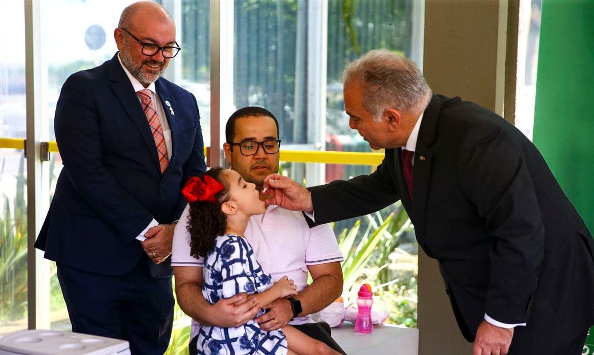 Ministro da Saúde faz novo apelo para vacinação de crianças contra a pólio