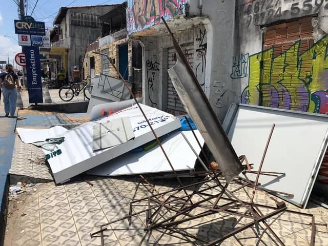 Marquise metálica desaba sobre carro em avenida na Zona Norte de Natal