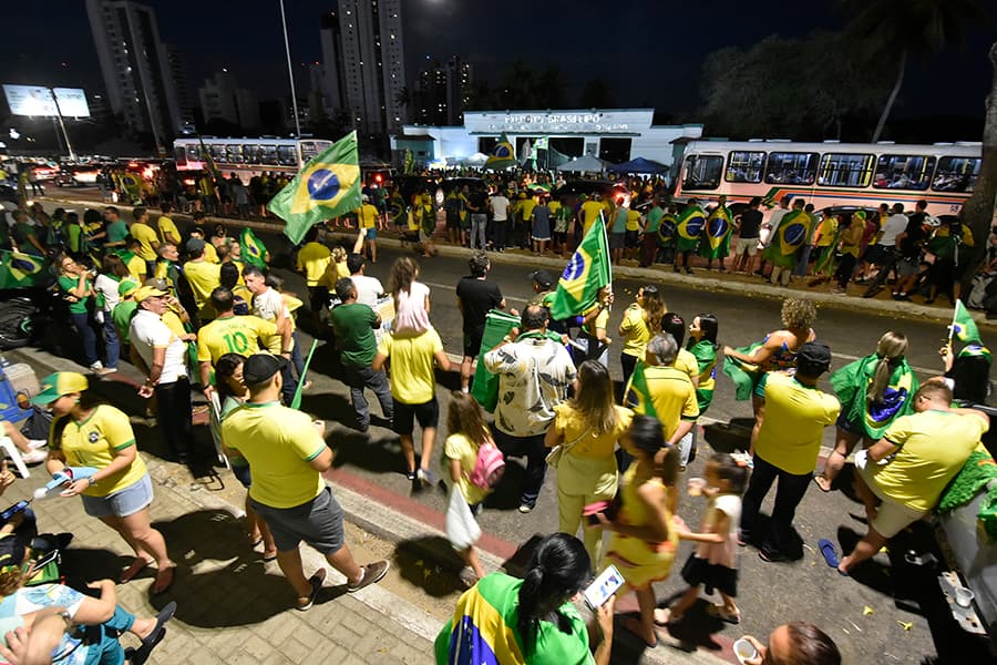 Manifestantes completam 8 dias em frente a quartel do Exército em Natal