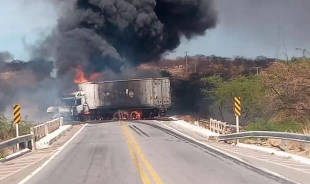 VÍDEO: Caminhões pegam fogo após colisão e BR-304 é interditada no interior RN