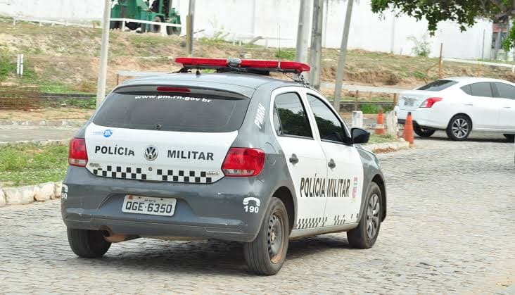 PM flagra homem estrangulando e mandando mulher tirar roupa no meio de praça no interior do RN
