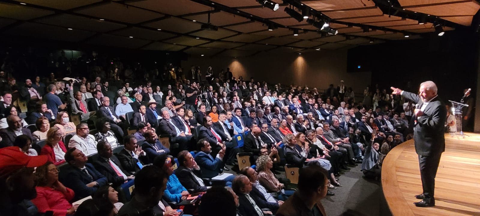 Zenaide no encontro com Lula: a hora é de união para superar a fome, reafirmar a democracia e dialogar com todos no Congresso Nacional