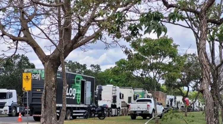 Caminhões voltam a se concentrar perto de sede do Exército em Brasília
