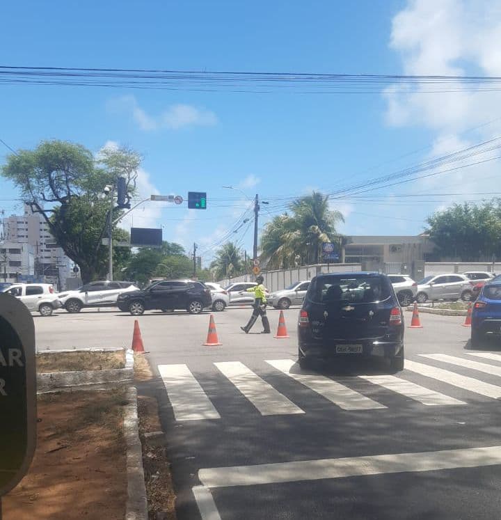 VÍDEO: STTU desvia trânsito da Av. Hermes da Fonseca em razão de manifestação em frente ao 16º Batalhão do Exército