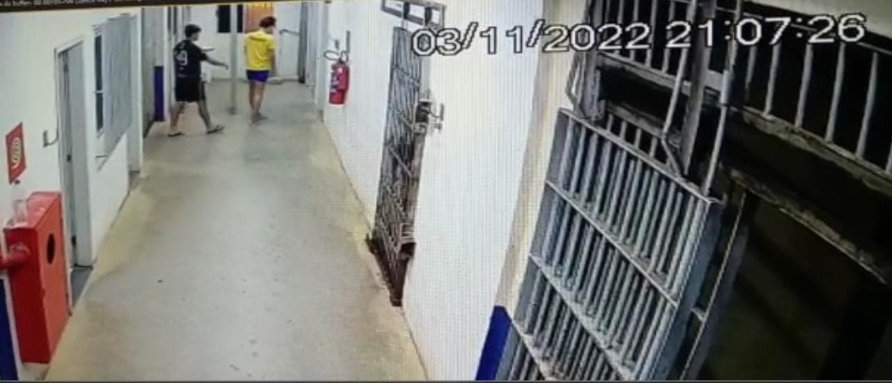 FOTOS: Secretaria investiga policial penal que se trancou com detentas trans fora da cela e depois deu volta com elas na viatura