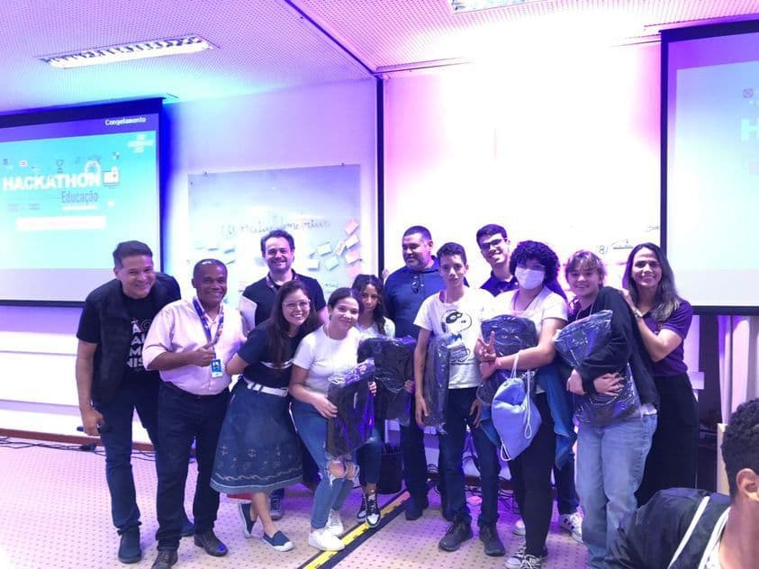 Alunos de escola pública e privada desenvolvem ideias para desafios da educação em hackaton inédito