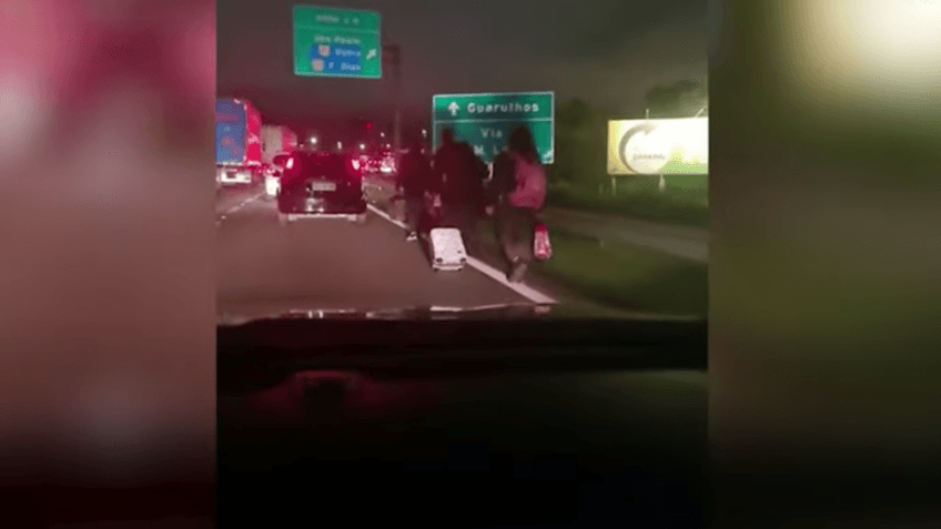 VÍDEO: Manifestante pró-Bolsonaro fecham acesso ao aeroporto de Guarulhos