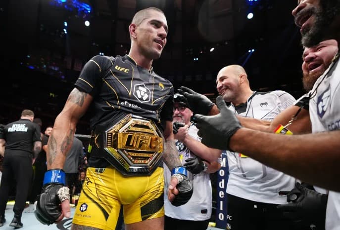 É DO BRASIL: Alex Poatan nocauteia Adesanya no último round e é campeão dos médios no UFC
