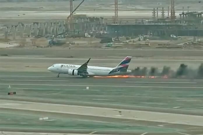 VÍDEOS: Avião prestes a decolar bate em caminhão e pega fogo em aeroporto no Peru