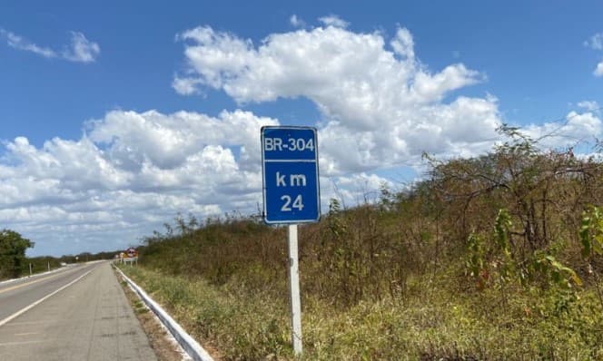 Homem morre após carro sair da pista e capotar na BR-304 em Mossoró