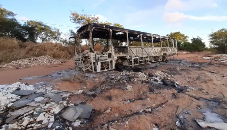 FOTOS: Bandidos sequestram motorista e roubam ônibus escolar de Natal; veículo é encontrado incendiado