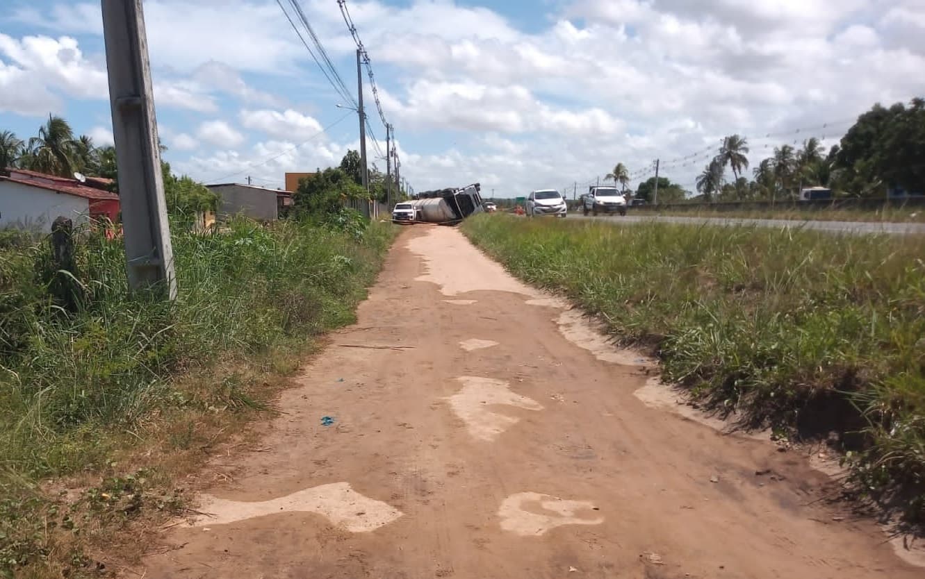 FOTOS: Combustível derramado de carreta atingiu área de viveiro em Goianinha, diz Idema