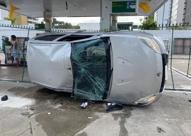 FOTOS: Carro capota após colisão na avenida Hermes da Fonseca em Natal