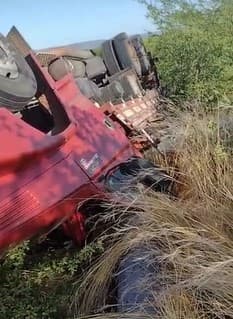VÍDEO: Caminhão capota após quase atingir outros veículos na contramão, no interior do RN