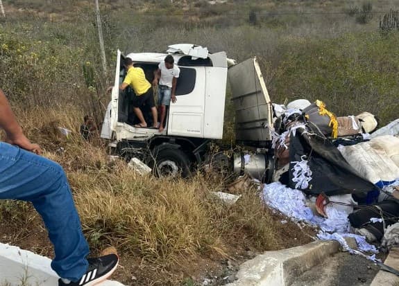 Carreta tomba e quatro pessoas ficam feridas na BR-226 no RN