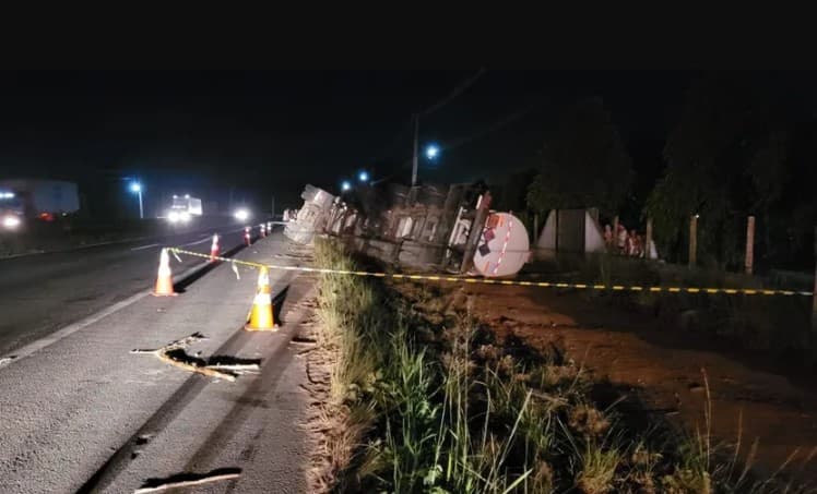 VÍDEO: Carreta derrama combustível que transportava após tombar na BR-101 no RN