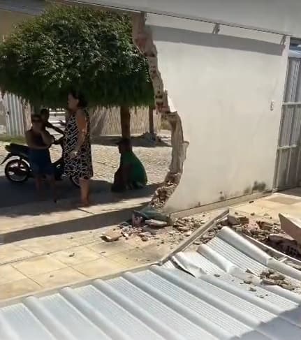FOTO E VÍDEO: Criança engata marcha à ré e carro desgovernado derruba muro de casa em Pau dos Ferros