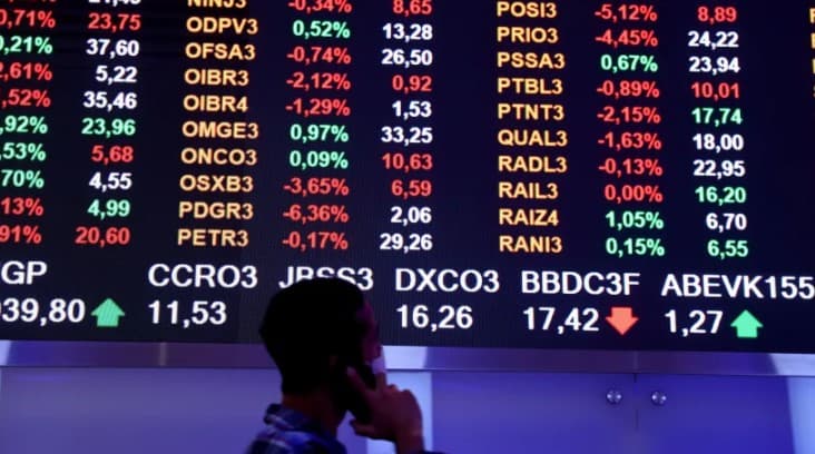 Dólar abre em alta de 2,21%, a R$ 5,50, após falas de Lula e anúncio de PEC da Transição